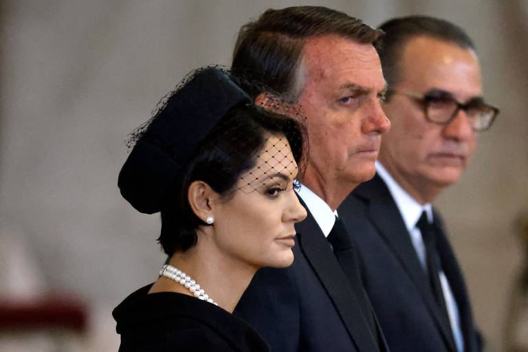 Bolsonaro usa viagem de funeral da rainha para fazer campanha sobre preço de gasolina