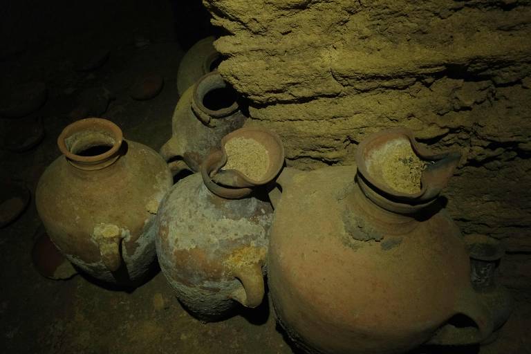 objetos de cerâmica com terra e poeira por cima, indicando que estão há muito tempo 