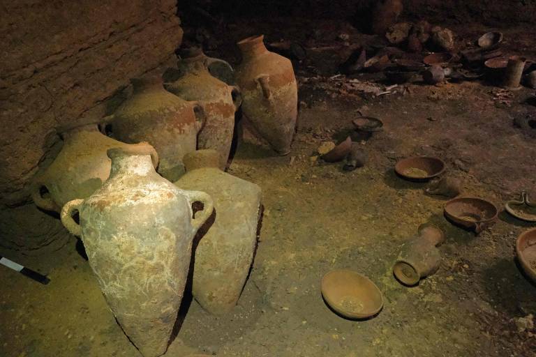Vasos de cerâmica dentro de uma caverna