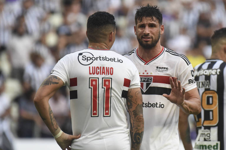 Calleri cumprimenta Luciano após abrir o placar para o São Paulo na vitória por 2 a 0 sobre o Ceará, no Castelão, neste domingo (18)