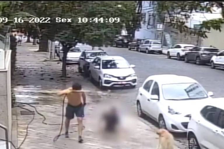 A foto mostra o momento em que um empresário de Belo Horizonte agride faxineira que lavava a calçada na zona sul da cidade. O homem toma a mangueira da mulher e dirige o jato a ela, que cai.