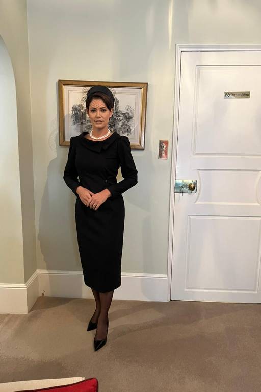 Estilista catarinense veste Michelle Bolsonoro em funeral da rainha Elizabeth 2ª