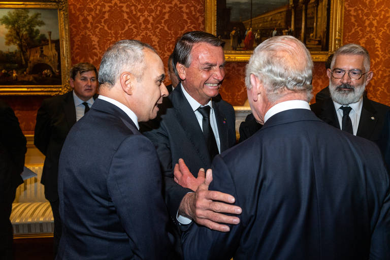 Presidente Jair Bolsonaro se encontra com rei Charles 3ª no Palácio de Buckingham, em Londres