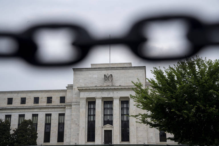 Fachada da sede do Federal Reserve, em  Washington, vista atrás de uma corrente