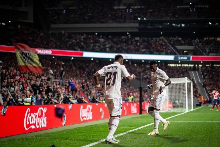 Rodrygo comemora seu gol com dancinha junto do colega Vini Jr após atos racistas e polêmicas com as danças de Vinicius Jr. Real Madrid venceu o rival Atlético por 2 a 1
