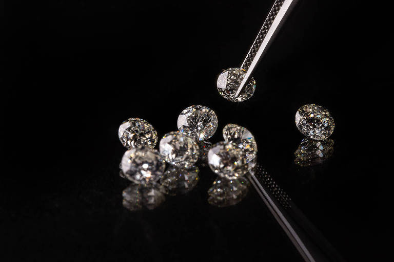 Ourives selecionando diamantes para joias da Vivara