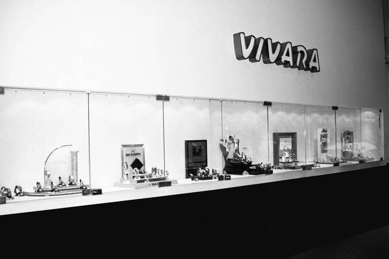 Vitrine com produtos e peças em loja nos anos 1980