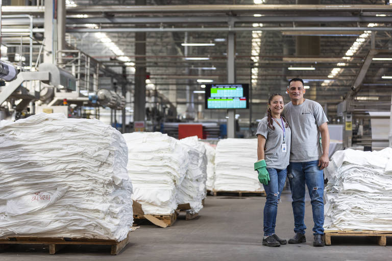O casal de acreanos Fabeline Almeida, 26, e Edivaldo Pereira, 31, em fábrica textil da Huvespan em Blumenau (SC)
