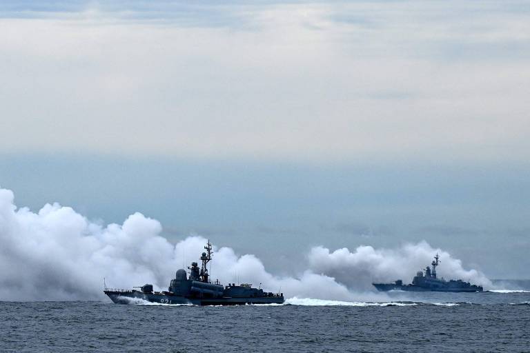 Barcos russos durante exercício militar com participação chinesa na costa de Vladivostok