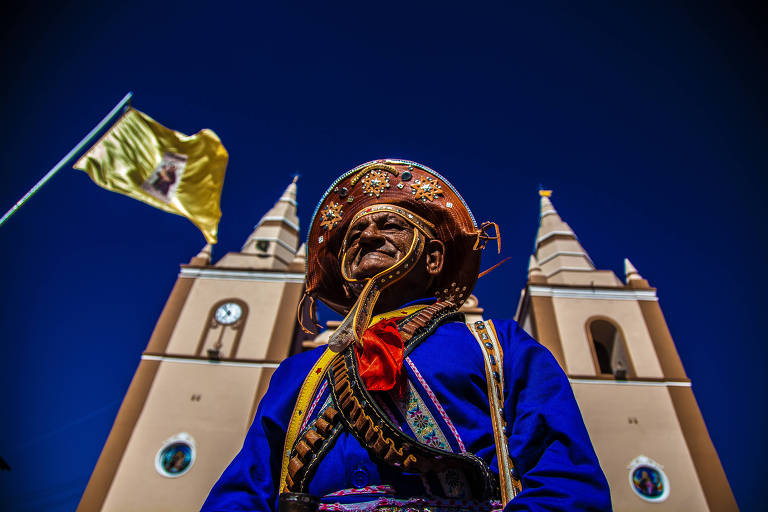 Mestre Nena celebra 60 anos de devoção ao reisado e bacamarteiro no Ceará