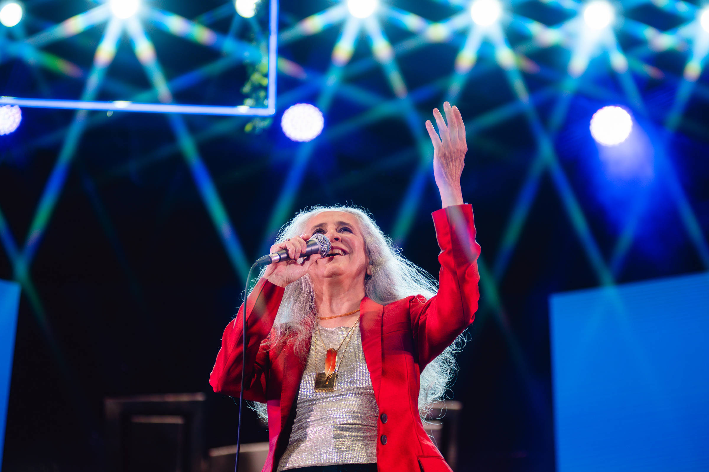 Maria Bethânia homenageia Gal Costa em show; veja o vídeo - 19/11/2022 -  Ilustrada - Folha