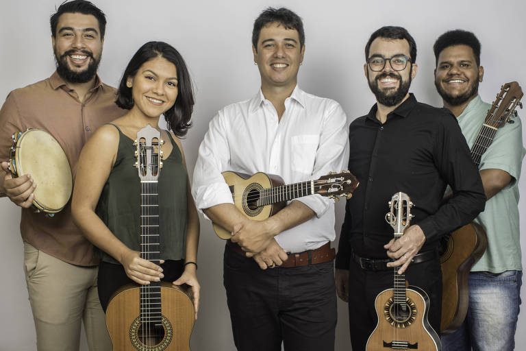 Léo Benon (ao centro) se apresenta em São Paulo ao lado de Júnior Viégas (pandeiro), Juçara Dantas (violão), Nelsinho Serra (cavaco) e Dudu 7 Cordas (violão)