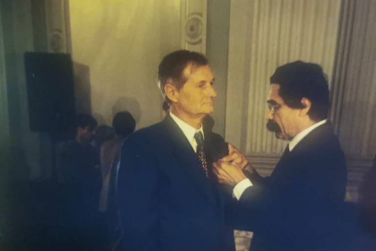 Avelino Bioen Capitani (1940-2022) recebe de Olívio Dutra, então governador do RS a medalha Negrinho do Pastoreio