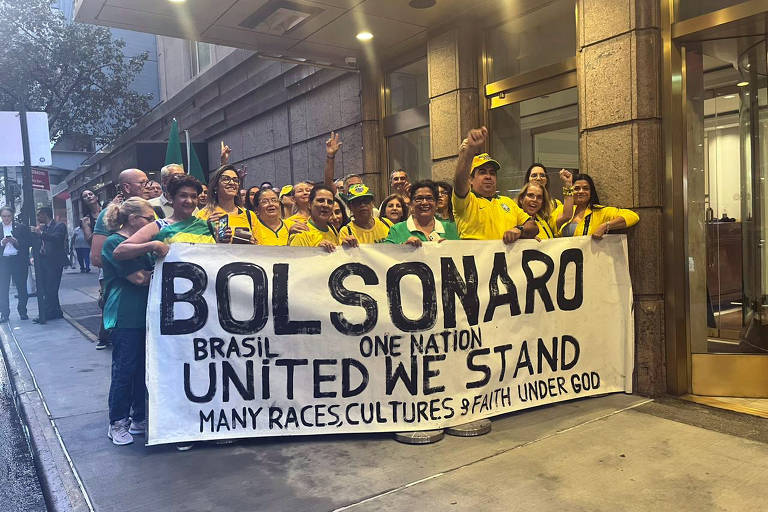 Apoiadores e opositores de Bolsonaro discutem em Nova York à espera de presidente