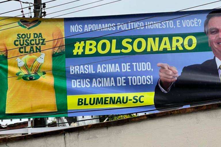 Outdoor pró-Bolsonaro com referência à Ku Klux Klan é verdadeiro e já foi retirado