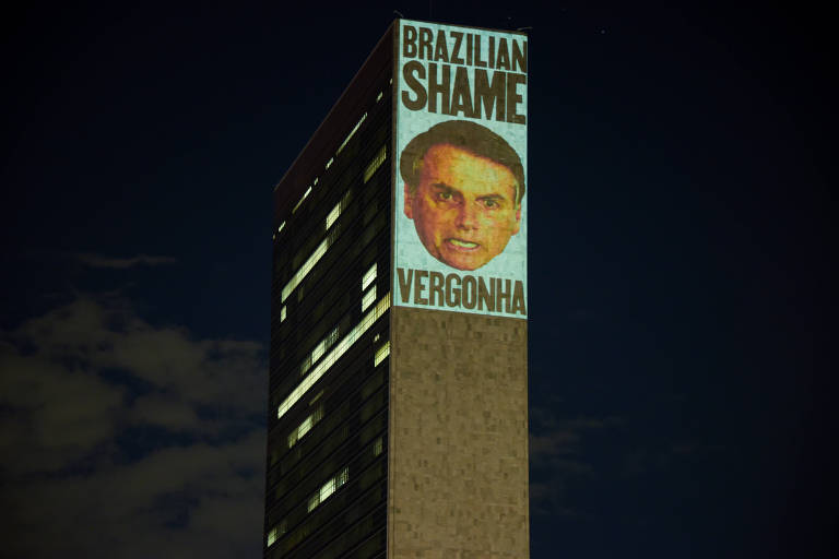 Projeção feita por ativistas da US Network for Democracy in Brazil (Rede Norte-Americana pela Democracia no Brasil) no prédio da ONU, em NY, mostra o rosto do presidente Jair Bolsonaro com as palavras 'vergonha brasileira'