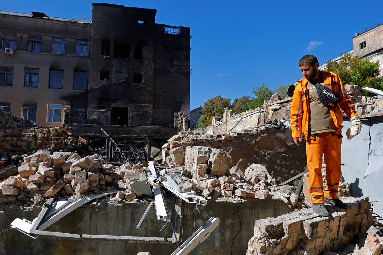 Funcionário do governo de Kadiivka, sob ocupação russa, em prédio destruído por bombardeio ucraniano
