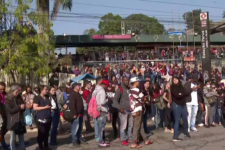 Aglomeração de pessoas em frente à estação Perus de trem.