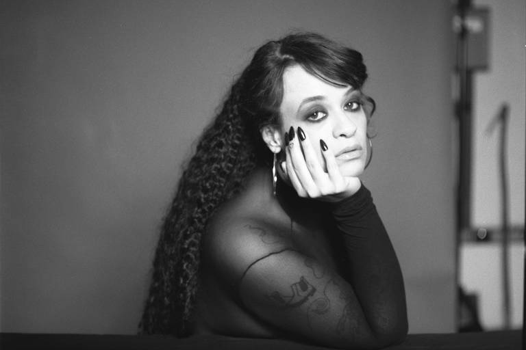 Em foto preto e branco, a cantora e compositora Tulipa Ruiz posa para a câmera