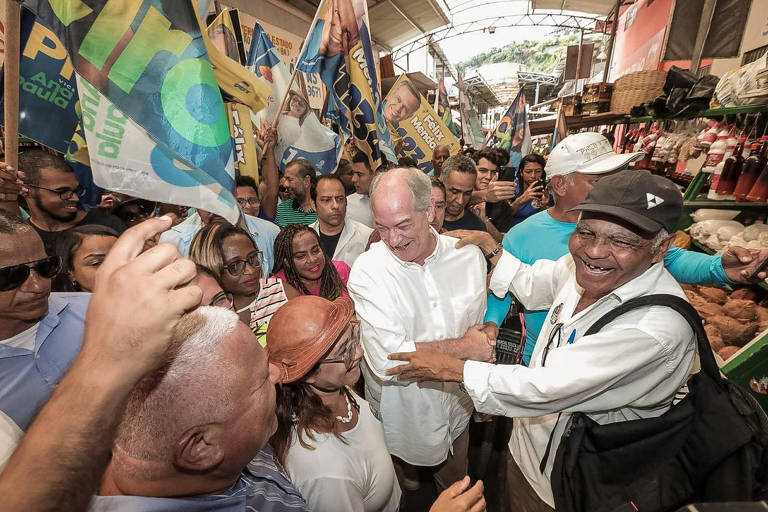 O candidato à Presidência Ciro Gomes (PDT) em encontro com apoiadores na Feira de São Joaquim, em Salvador, Bahia