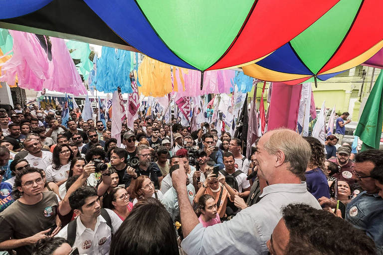 O candidato à Presidência Ciro Gomes (PDT) encontra apoiadores na cidade de Recife, capital do estado de Pernambuco