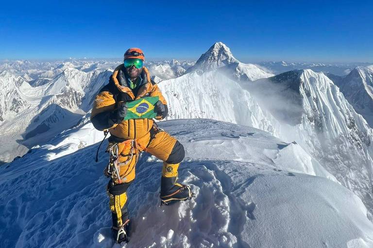 Moeses Fiamoncini, primeiro brasileiro a chegar ao cume da montanha Broad Peak, mostra a bandeira  