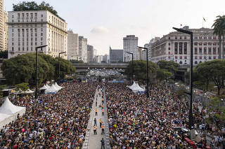 Carnaval de Sao Paulo. Folioes ocupam  vale do Anhangabau durante apresentacao do Bloco Academicos do Baixo Augusta