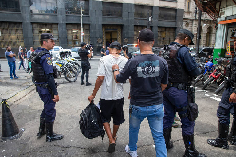 Polícia Civil e GCM cercam praça da Sé em busca de ladrões de celular e traficantes