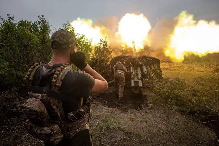 Soldados ucranianos disparam tiros de canhão em lugar não identificado da Ucrânia