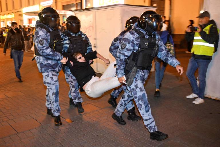 Policiais da tropa de choque Omon levam manifestantes detida no centro de Moscou