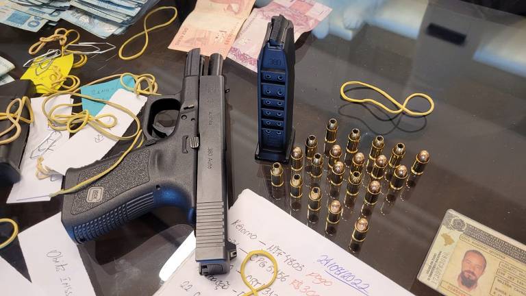 Polícia apreendeu pistola calibre 380, com documentação vencida, na casa do diretor do Detran, preso sob suspeita de chefiar um esquema de fraudes milionárias 