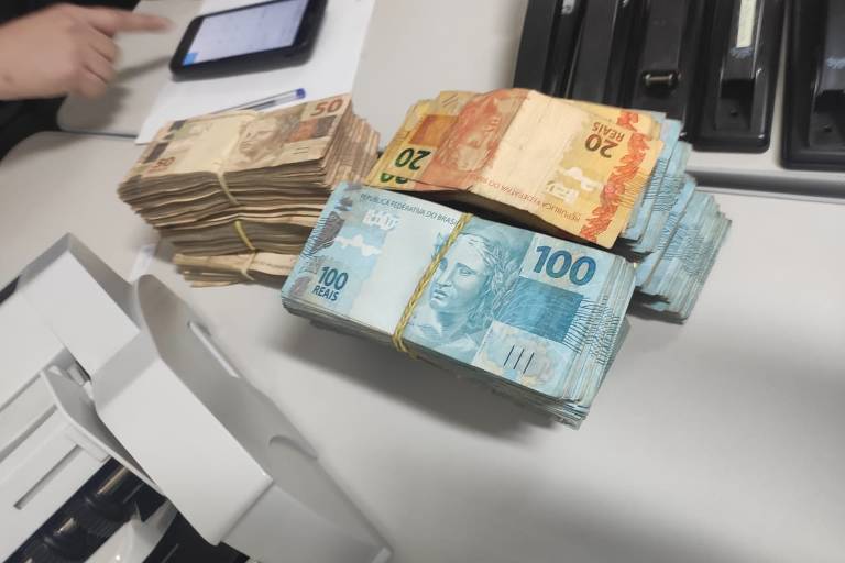 Polícia apreendeu R$ 100 mil em dinheiro e R$ 500 mil em cheques na casa de diretor do Detran, preso sob a suspeita de chefiar esquema de fraudes em SP 
