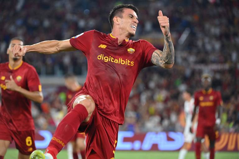 Ibañez comemora gol em partida pela Roma no Campeonato Italiano