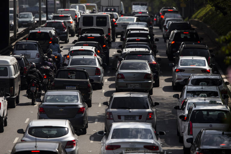 Transporte público tem pico antecipado nesta segunda-feira, 5 de