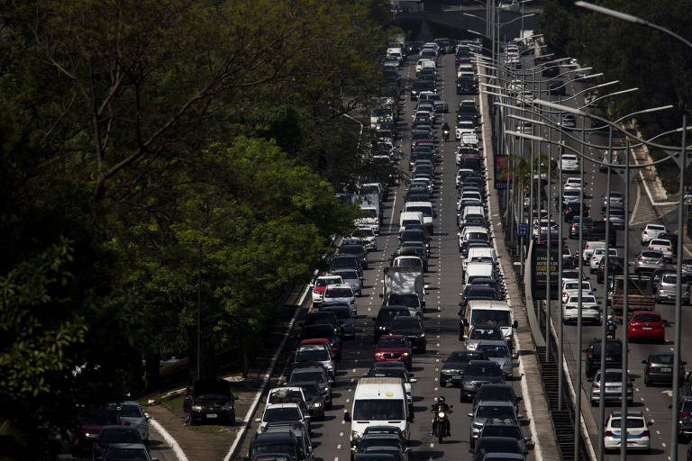 Transporte público tem pico antecipado nesta segunda-feira, 5 de