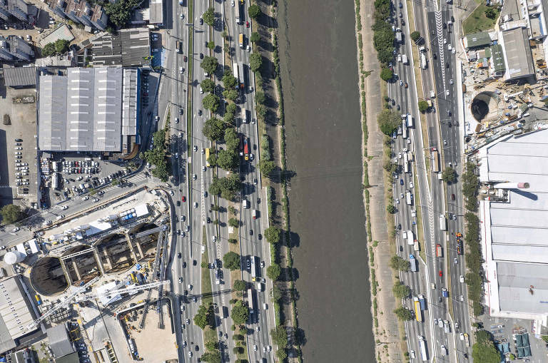 Vista aérea do rio e, ao lado, as pistas da marginal
