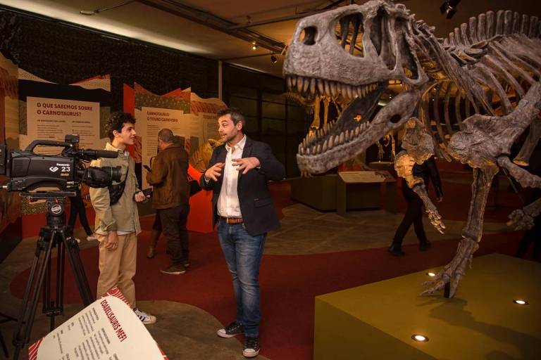 Paleontólogo Diego Pol conversa com um homem na apresentação da exposição Patagotitan no parque do Ibirapuera, em São Paulo