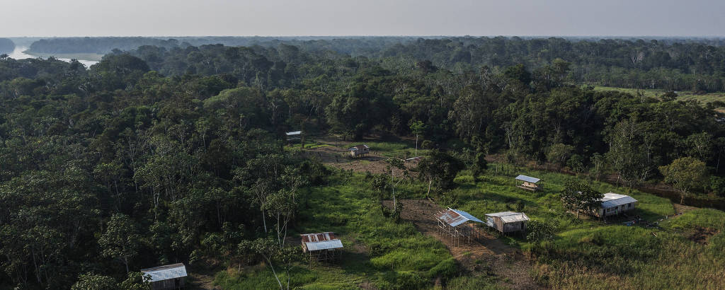 Casas abandonadas na terra indígena Boca do Mucura, próximo a Fonte Boa, na região do médio Solimões