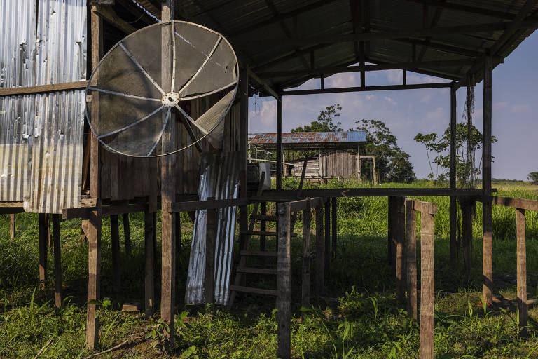 Casas abandonadas na terra indígena Boca do Mucura, próximo a Fonte Boa, no médio Solimões