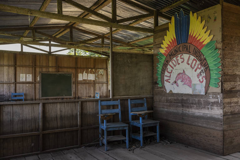 Escola abandonada na terra indígena Boca do Mucura, próximo a Fonte Boa, no médio Solimões