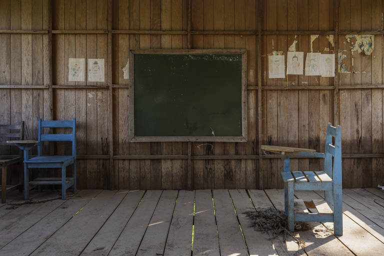 Escola abandonada na terra indígena Boca do Mucura, próximo a Fonte Boa, no médio Solimões