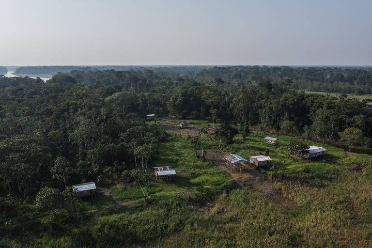Casas abandonadas na terra indígena Boca do Mucura, próximo a Fonte Boa, no médio Solimões