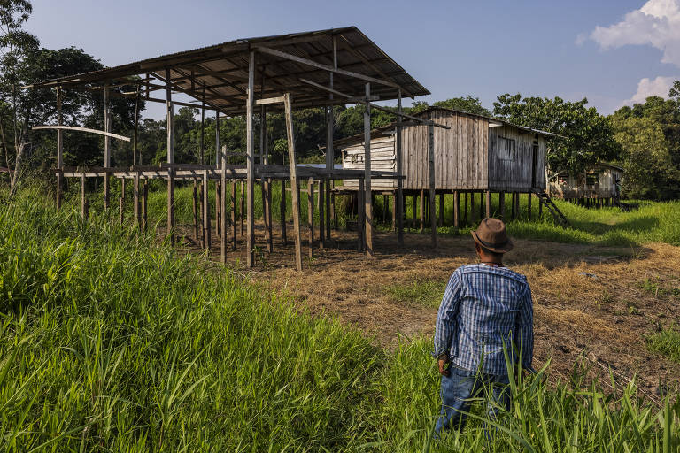Casas abandonadas na terra indígena Boca do Mucura, próximo a Fonte Boa, no médio Solimões
