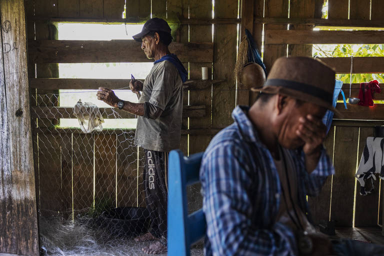 Morador da terra indígena Boca do Mucura prepara rede para pesca