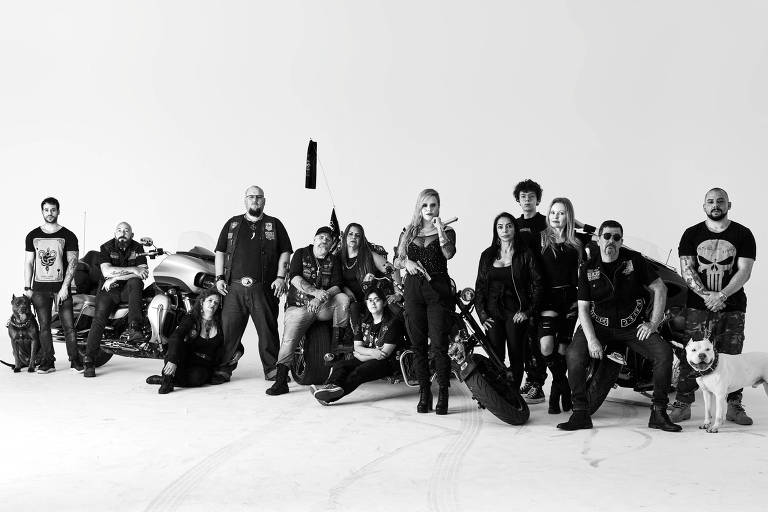 Iara Boldrin (com arma na mão direita) e participantes de motociatas