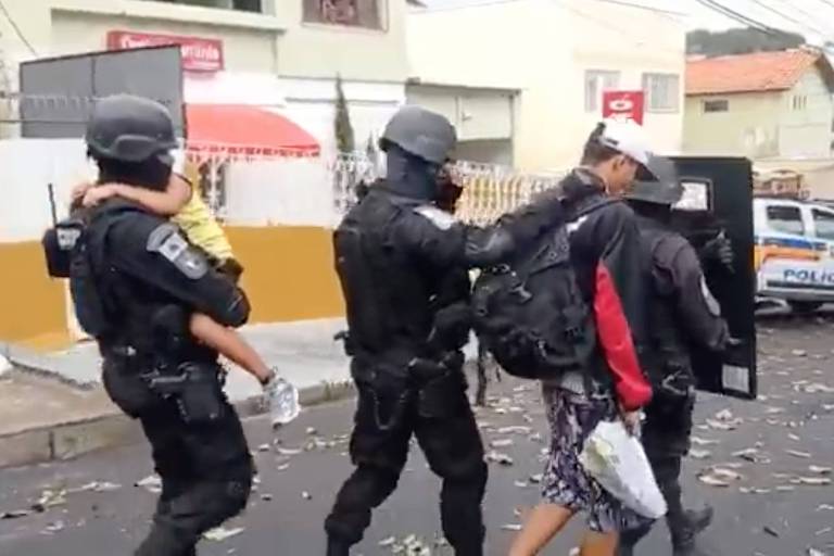 Criança e jovem são escoltados pela Polícia Militar de Minas após terem sido mantidos reféns por quase 16 horas.