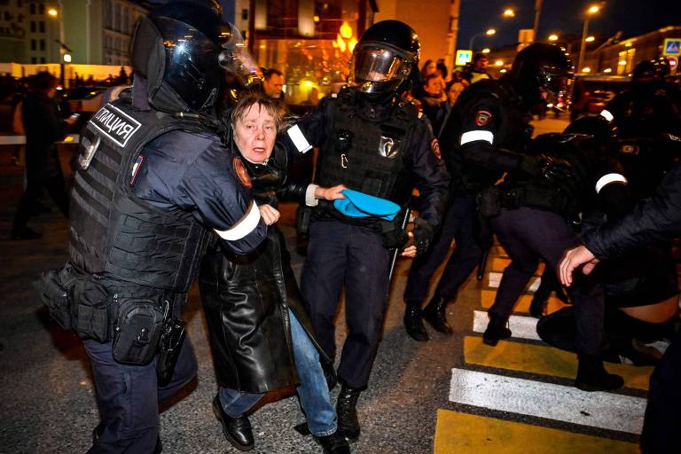 Policiais prendem manifestante em protesto no centro de Moscou