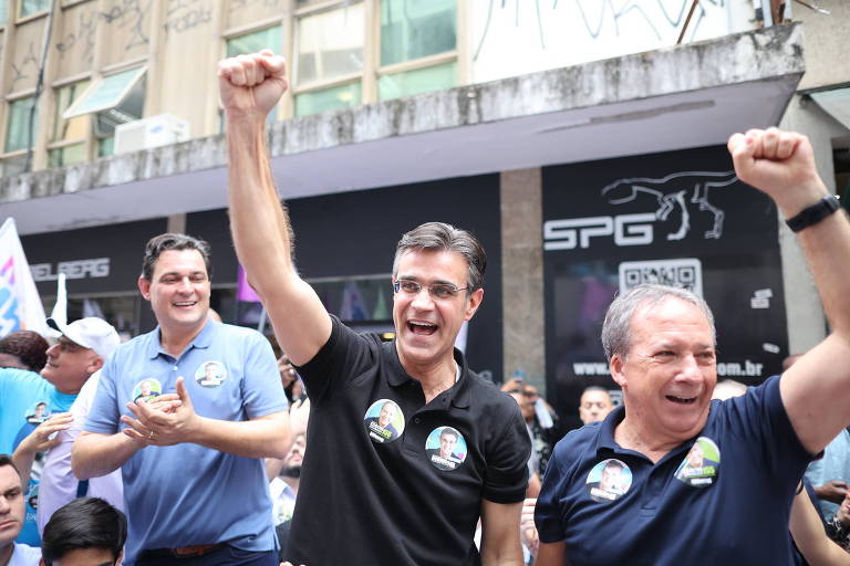Rodrigo Garcia, o vice Geninho e Edson Aparecido, candidato ao Senado, caminham pelo centro