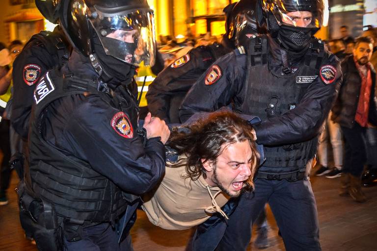 Policiais prendem manifestante contrário à mobilização de reservistas, no centro de Moscou
