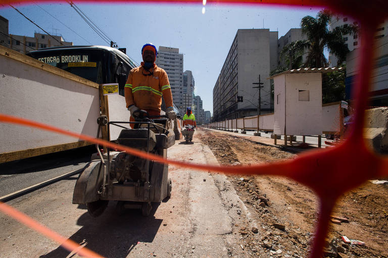Obras interditam canteiro central de corredor de ônibus da avenida Santo Amaro